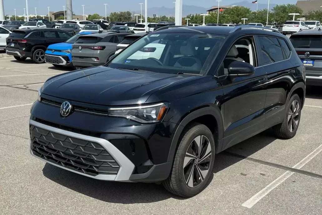 2025 Volkswagen Taos SE photo 1