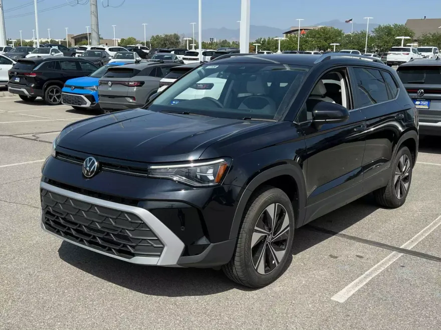 2025 Volkswagen Taos SE photo 1