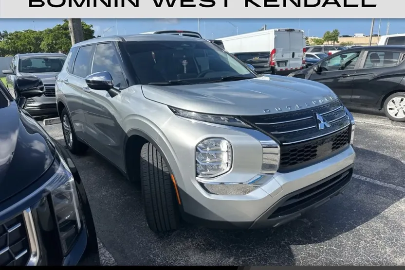 2022 Mitsubishi Outlander ES photo 1