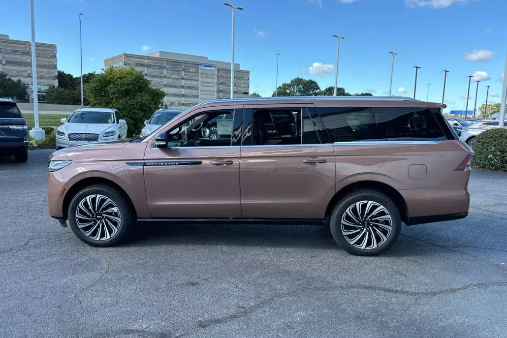 2025 Lincoln Navigator Black Label photo 1
