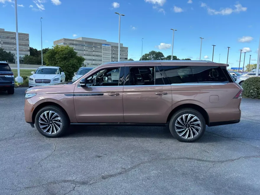 2025 Lincoln Navigator Black Label photo 1
