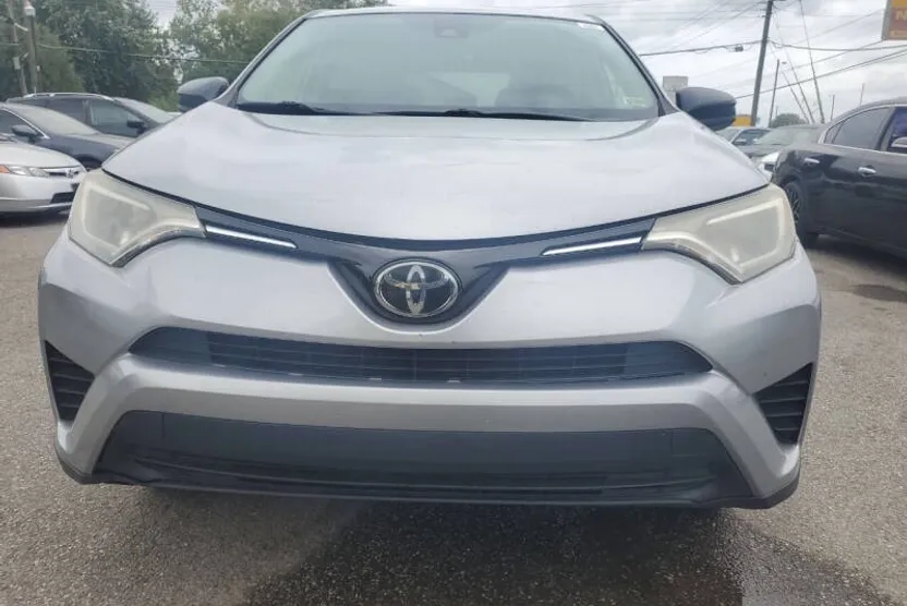 2017 Toyota RAV4 LE photo 1