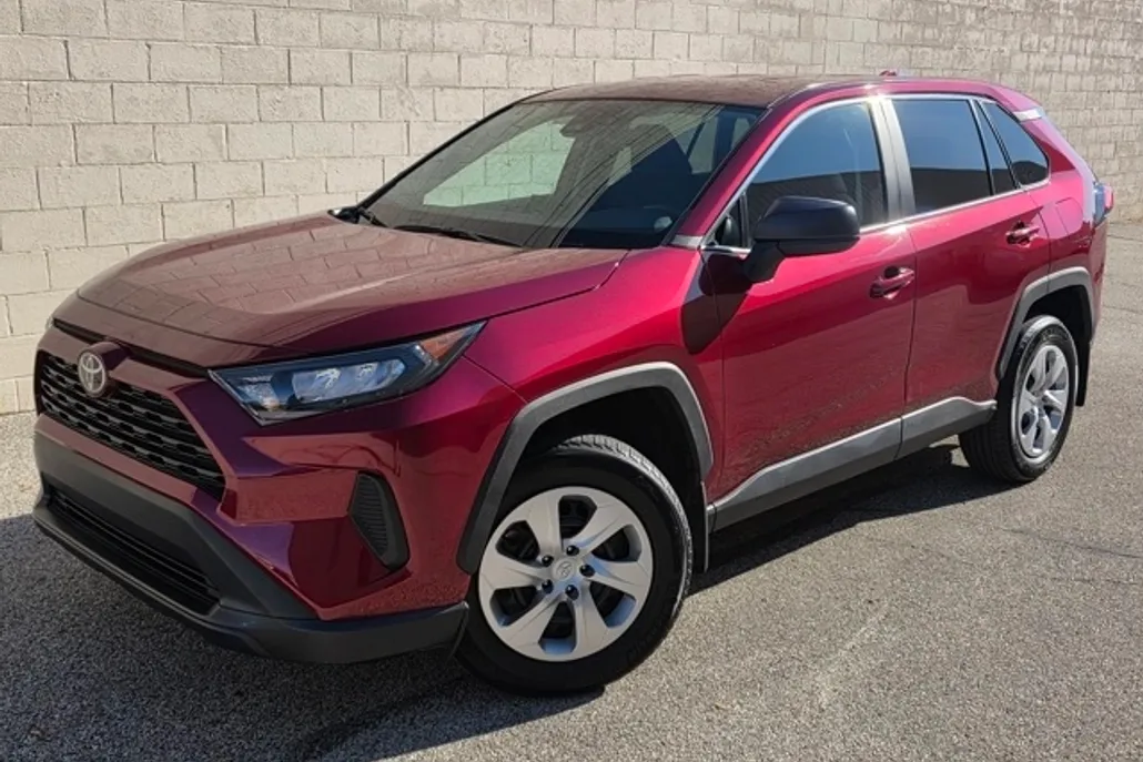 2022 Toyota RAV4 LE photo 1