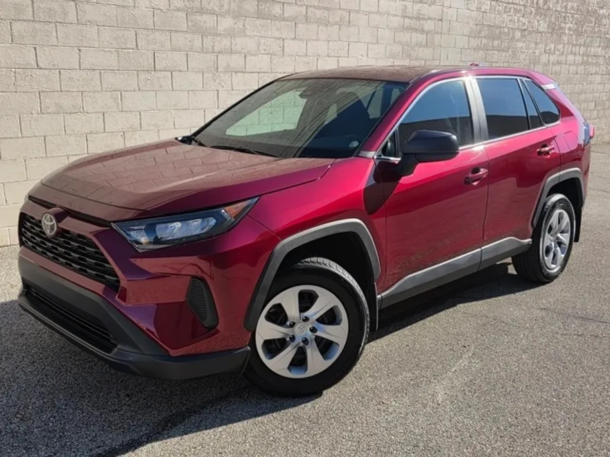 2022 Toyota RAV4 LE photo 1