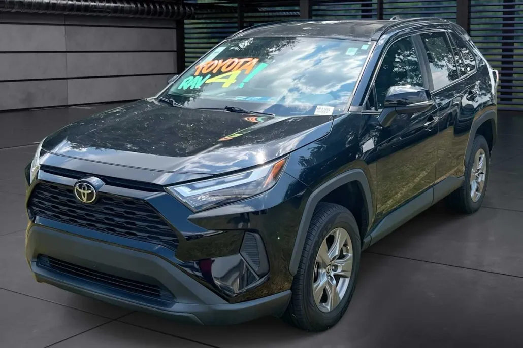 2022 Toyota RAV4 XLE photo 1