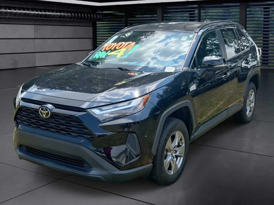 2022 Toyota RAV4 XLE photo 1