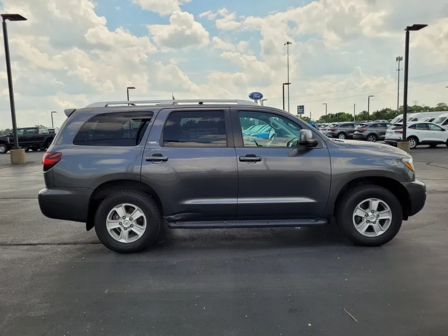 2019 Toyota Sequoia SR5 photo 1