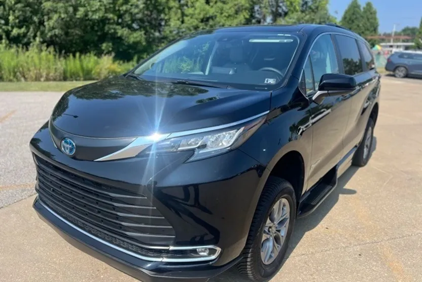 2023 Toyota Sienna XLE photo 1