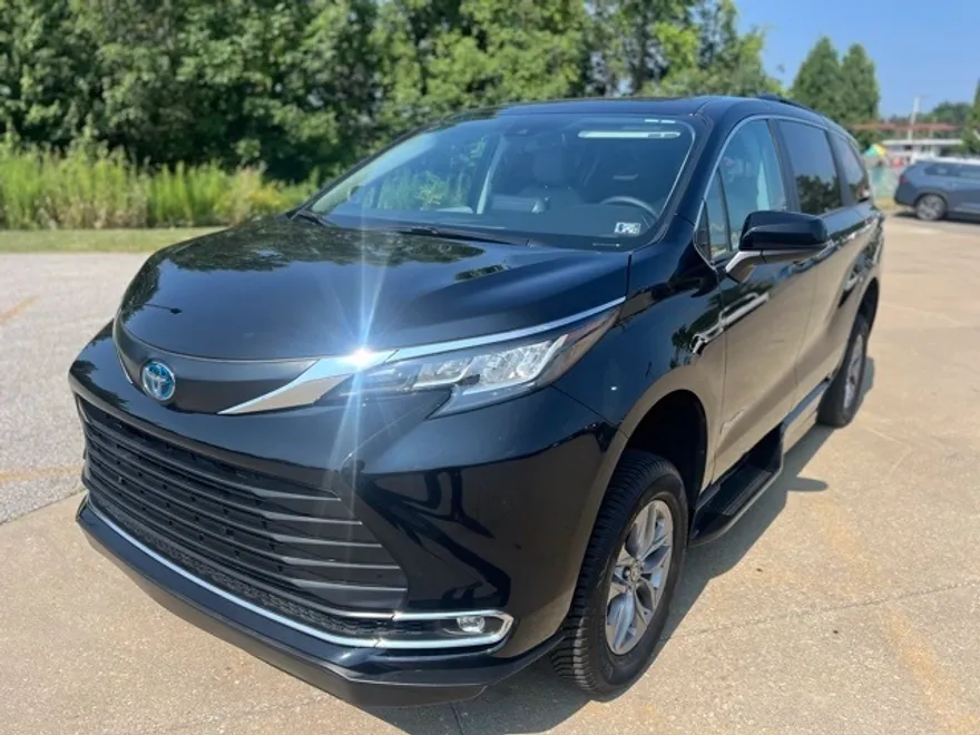 2023 Toyota Sienna XLE photo 1