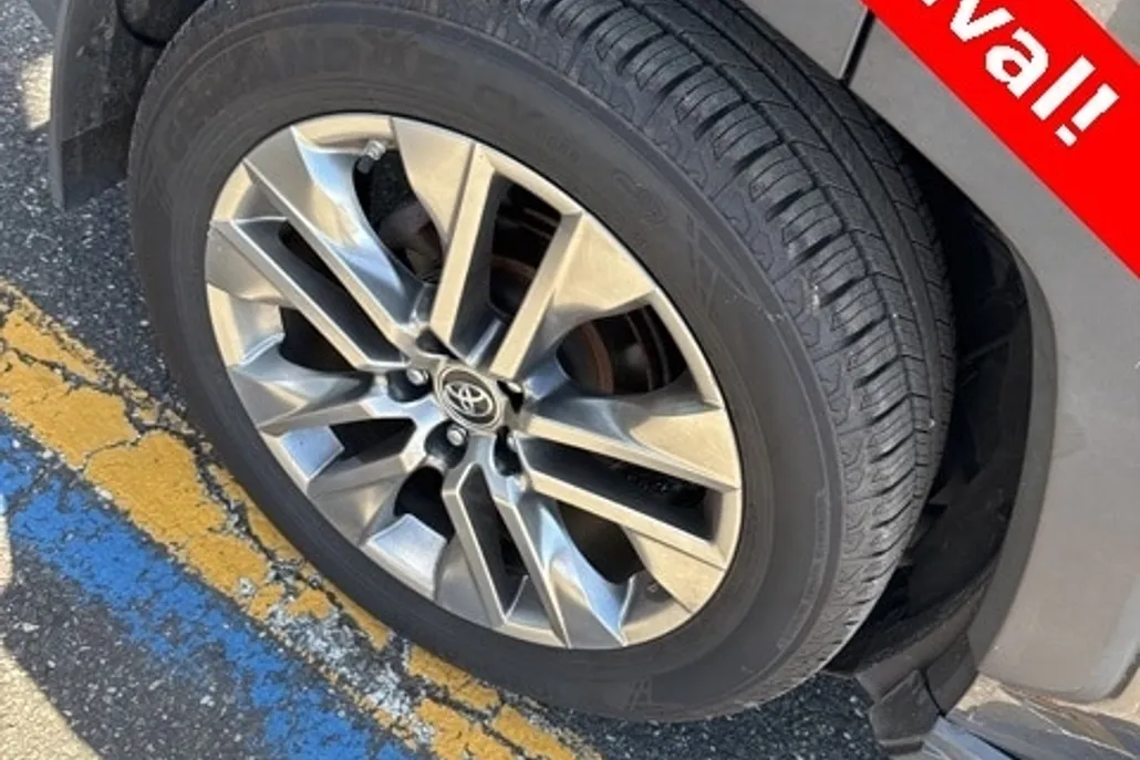 2019 Toyota RAV4 Limited photo 1
