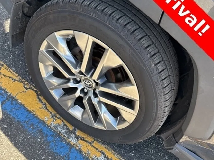 2019 Toyota RAV4 Limited photo 1
