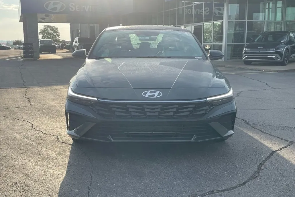 2025 Hyundai Elantra SEL Sport photo 1