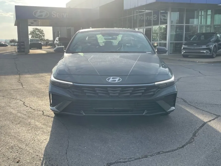 2025 Hyundai Elantra SEL Sport photo 1
