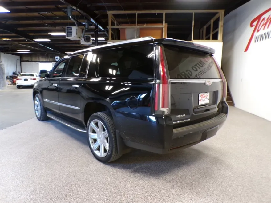 2016 Cadillac Escalade ESV Luxury photo 1