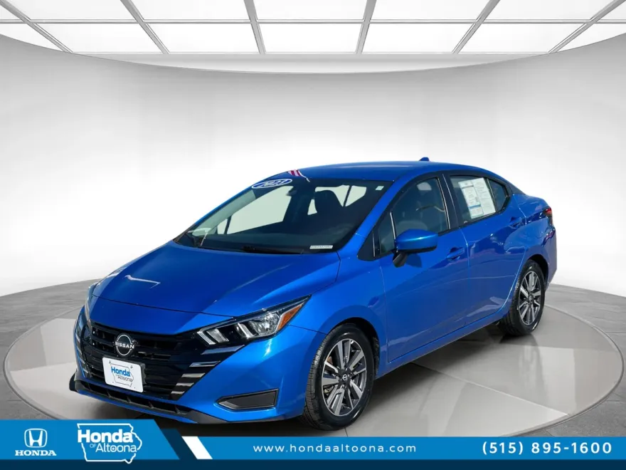 2023 Nissan Versa SV photo 1