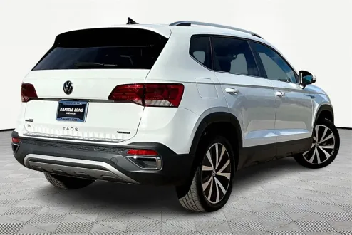 2022 Volkswagen Taos SE photo 2