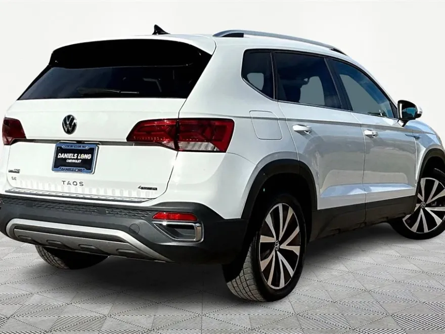 2022 Volkswagen Taos SE photo 2