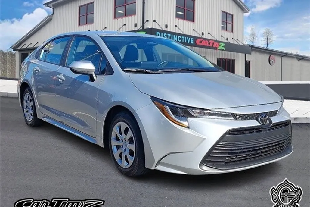 2025 Toyota Corolla LE photo 1