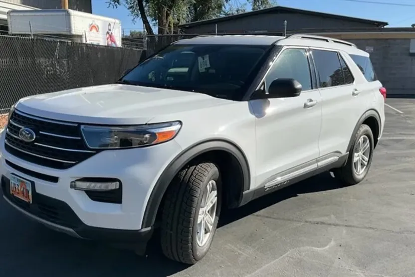 2021 Ford Explorer XLT photo 1