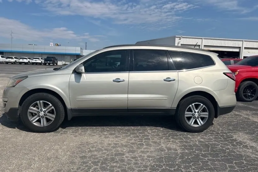 2017 Chevrolet Traverse 2LT photo 1
