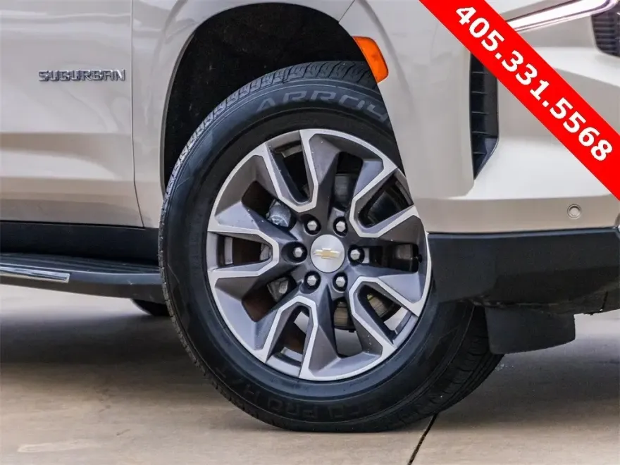 2021 Chevrolet Suburban LT photo 1