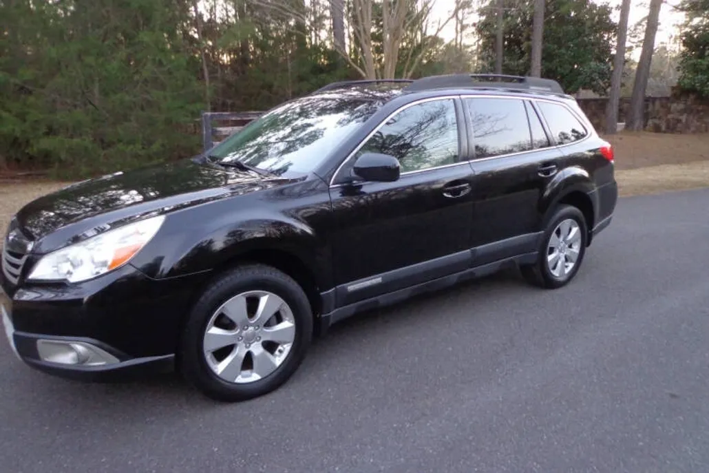 2011 Subaru Outback 2.5i Limited photo 1