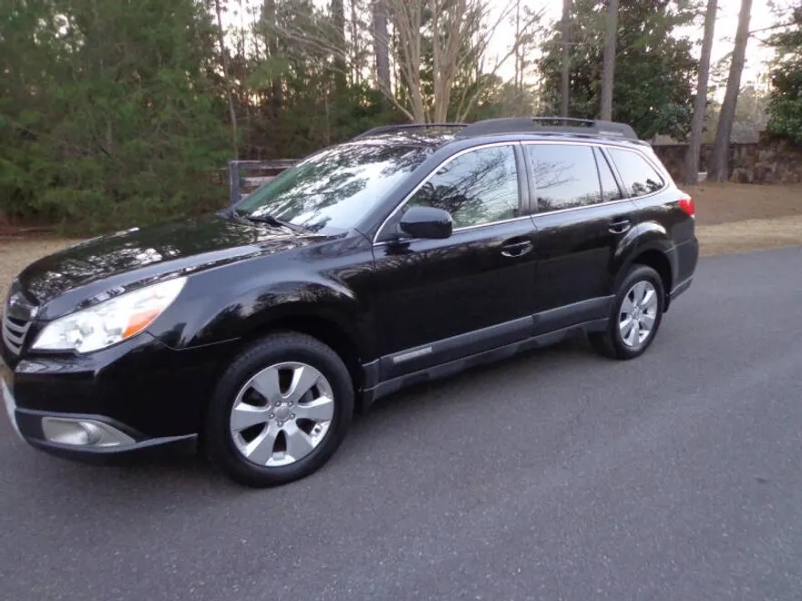 2011 Subaru Outback 2.5i Limited photo 1