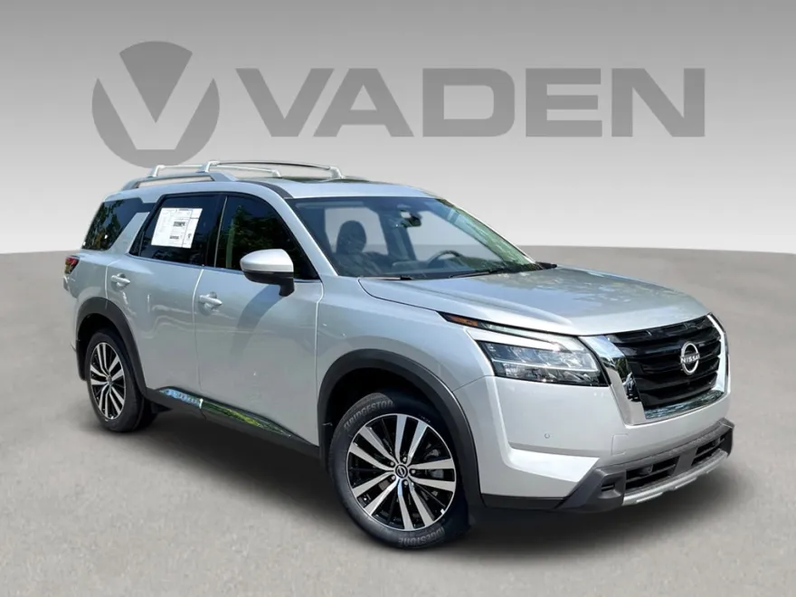 2024 Nissan Pathfinder Platinum photo 1