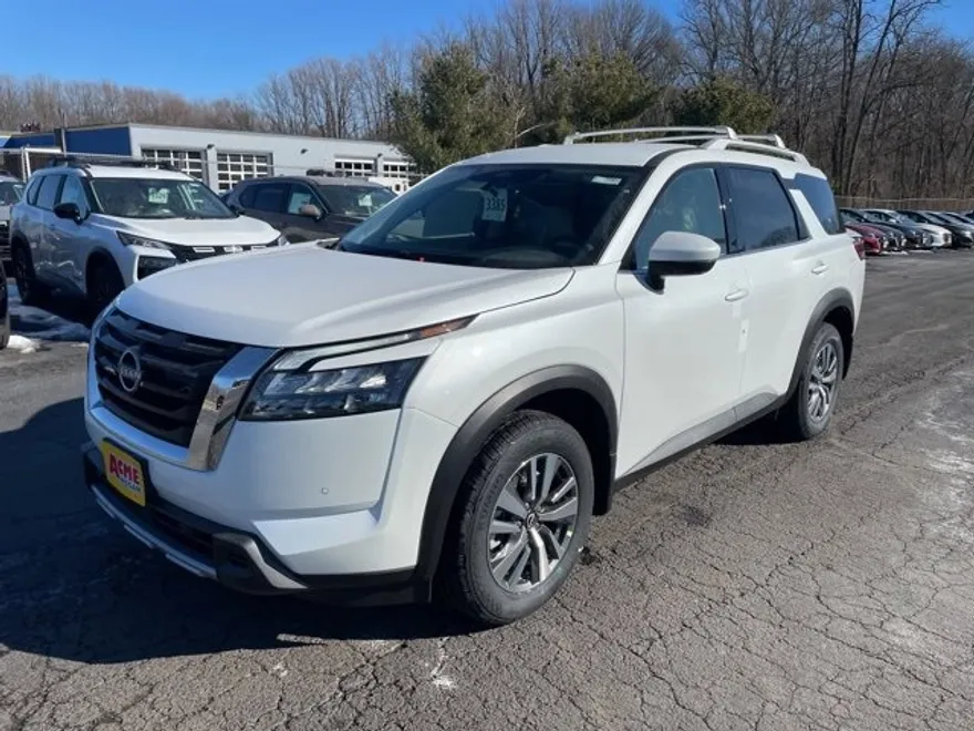 2025 Nissan Pathfinder SL photo 1