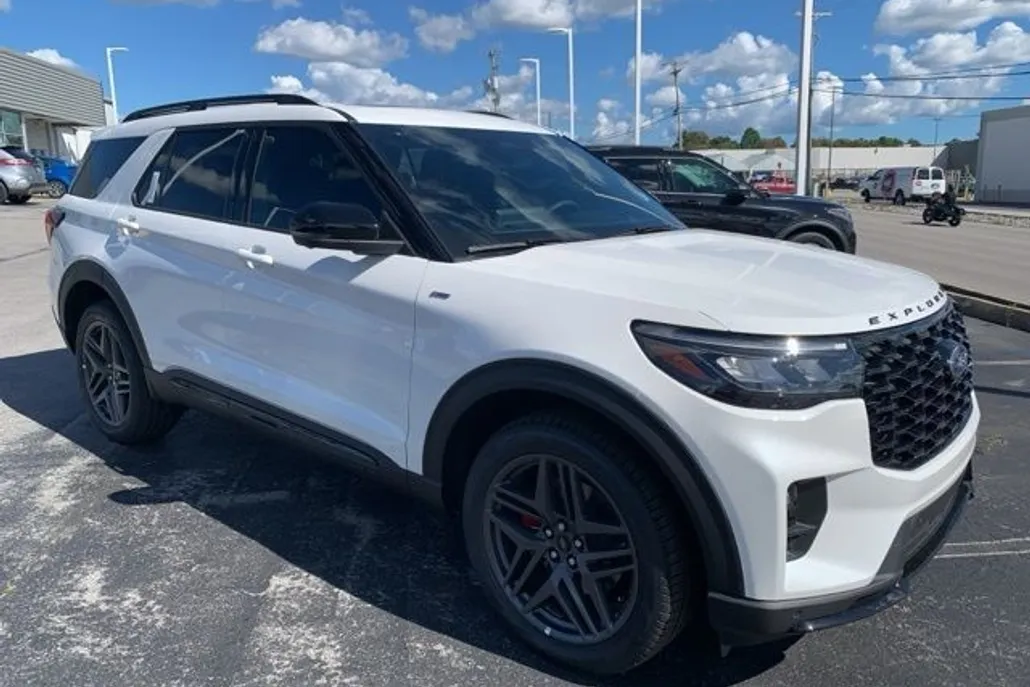 2025 Ford Explorer ST-Line photo 1