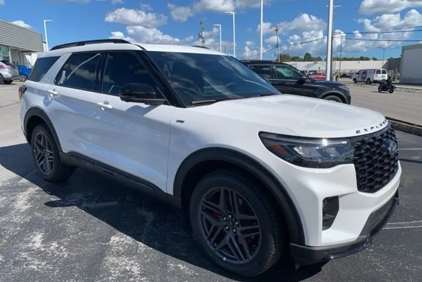 2025 Ford Explorer ST-Line photo 1