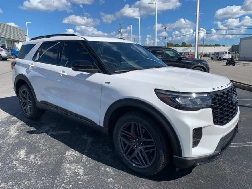 2025 Ford Explorer ST-Line photo 1