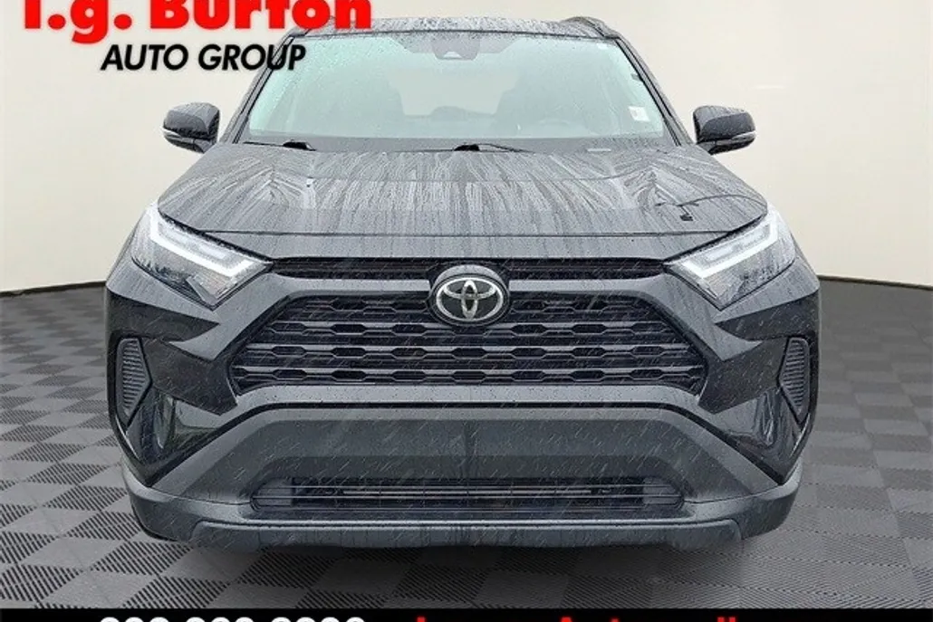 2024 Toyota RAV4 XLE photo 1