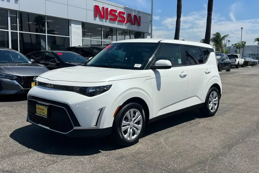 2023 Kia Soul LX photo 1