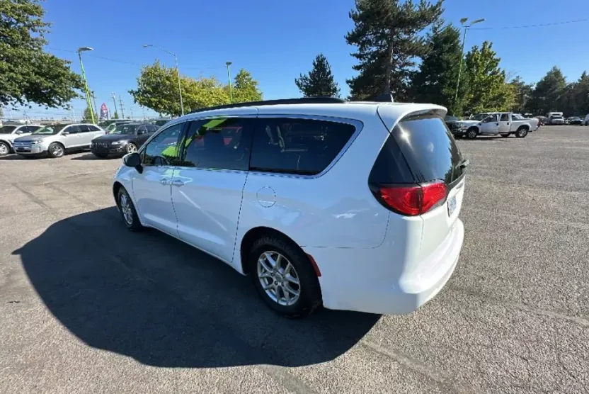 2021 Chrysler Voyager LXi photo 1