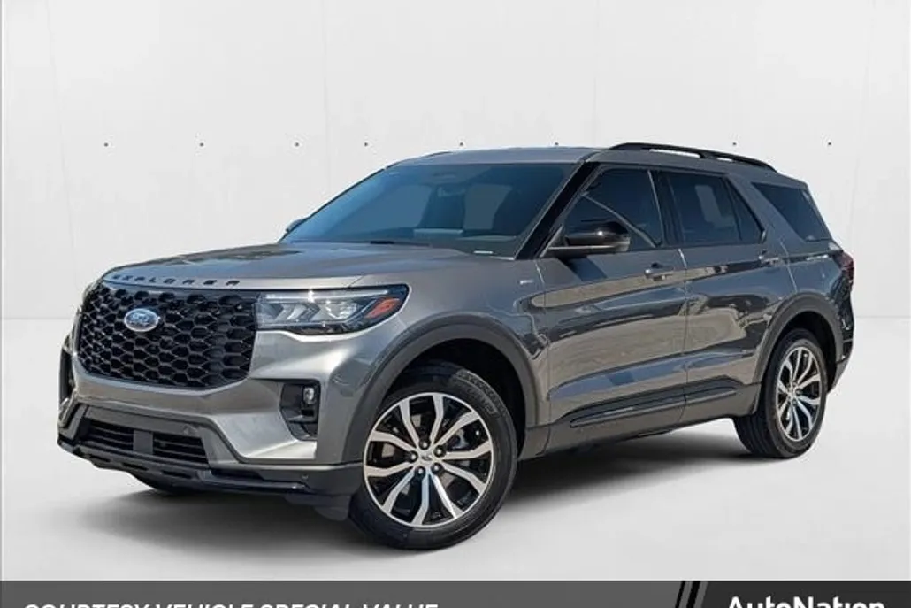 2025 Ford Explorer ST-Line photo 1