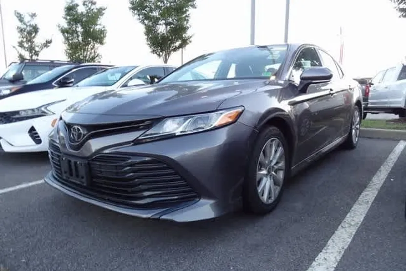 2020 Toyota Camry LE photo 1
