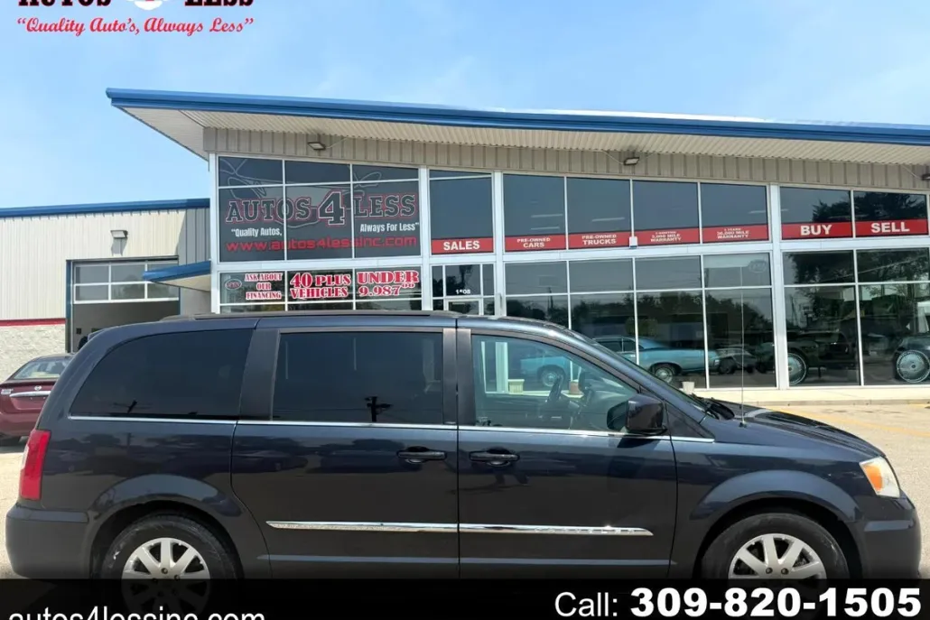 2013 Chrysler Town & Country Touring photo 1