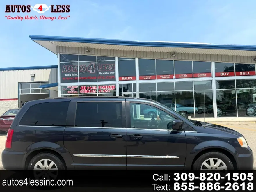 2013 Chrysler Town & Country Touring photo 1