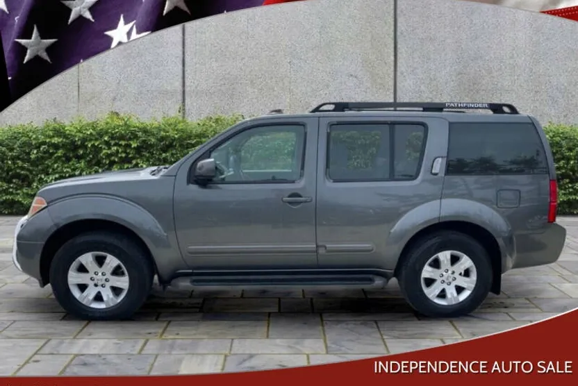 2006 Nissan Pathfinder LE photo 1