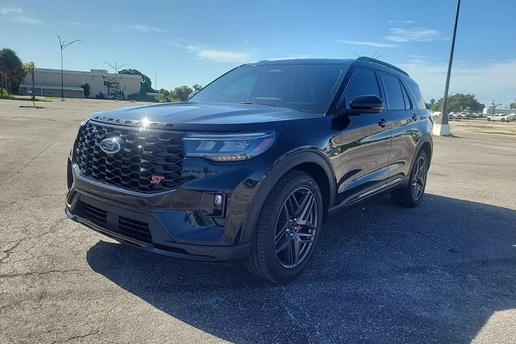 2025 Ford Explorer ST photo 1