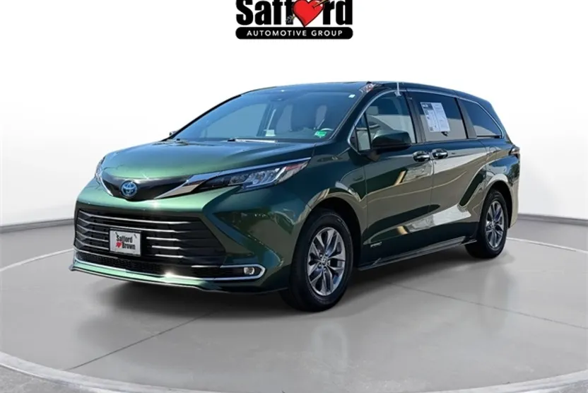 2021 Toyota Sienna XLE photo 1