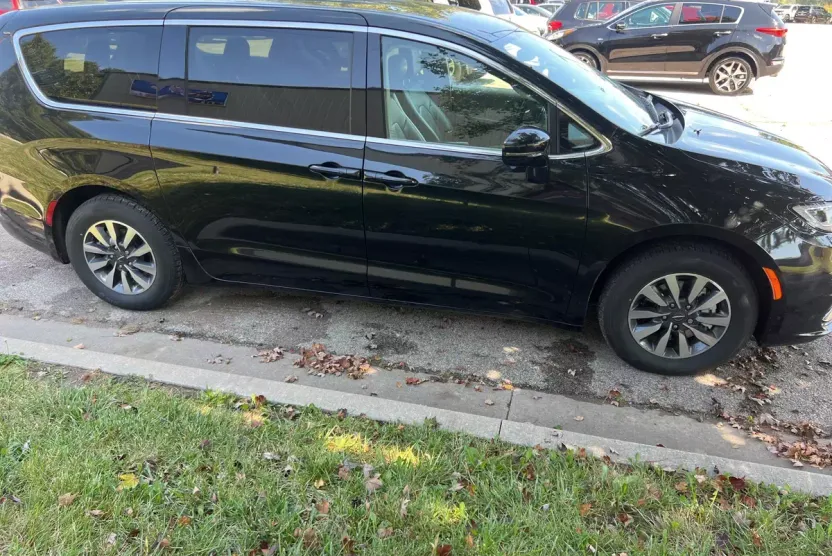 2022 Chrysler Pacifica Hybrid Touring L photo 1