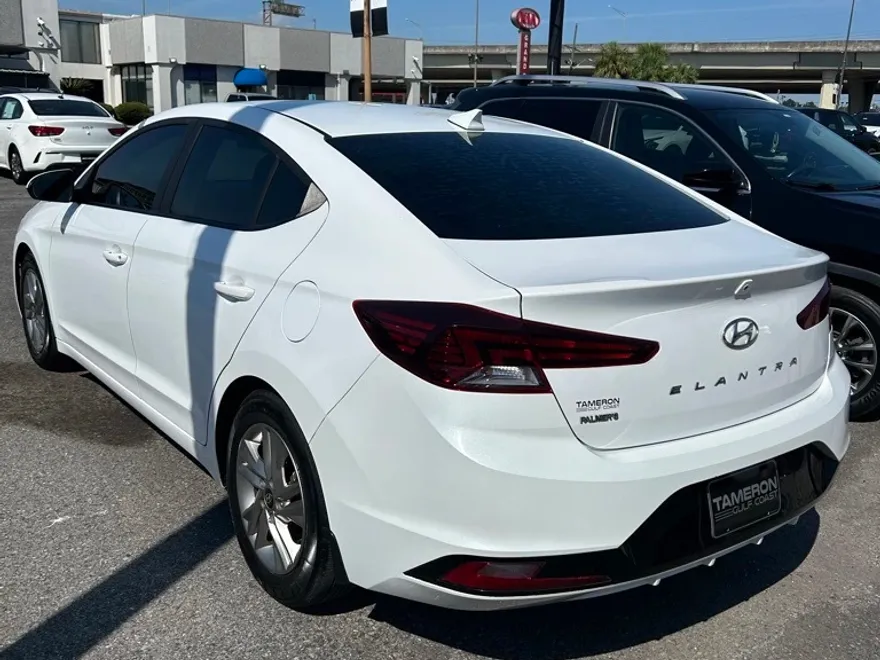 2019 Hyundai Elantra SEL photo 1