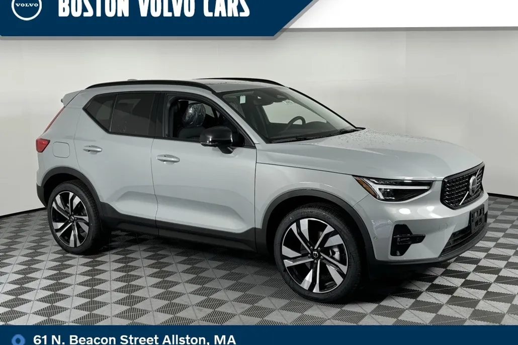 2025 Volvo XC40 photo 1