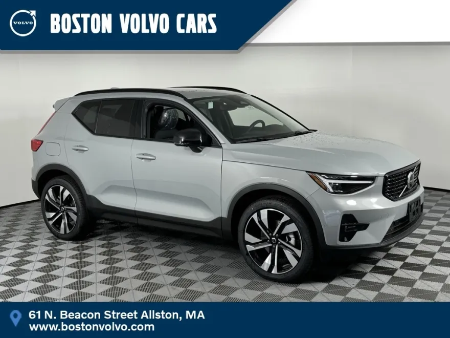 2025 Volvo XC40 photo 1