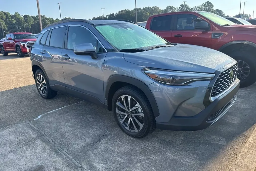 2024 Toyota Corolla Cross XLE photo 1