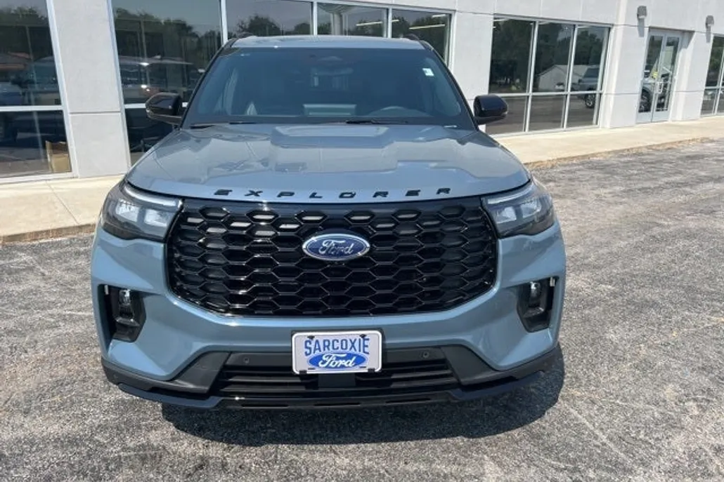 2025 Ford Explorer ST-Line photo 1