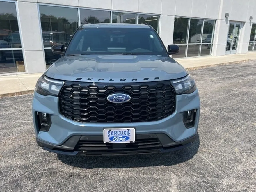 2025 Ford Explorer ST-Line photo 1