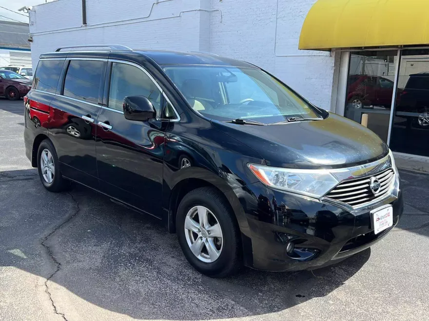 2016 Nissan Quest SV photo 1